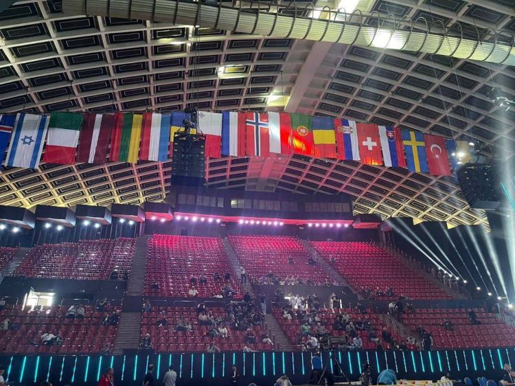 Azərbaycan bayrağı İrəvanda yarış zalından yığışdırıldı