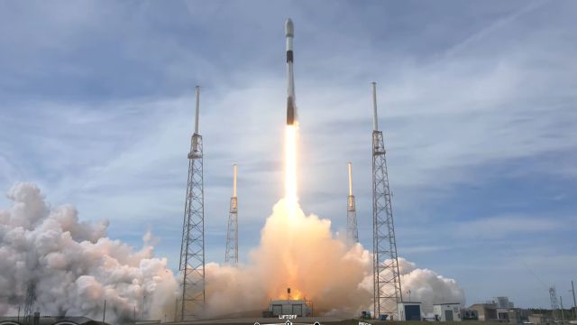 SpaceX launches 21 more Starlink internet satellites