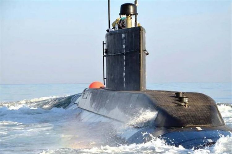 Iranian Navy warns away US submarine in Hormuz strait
