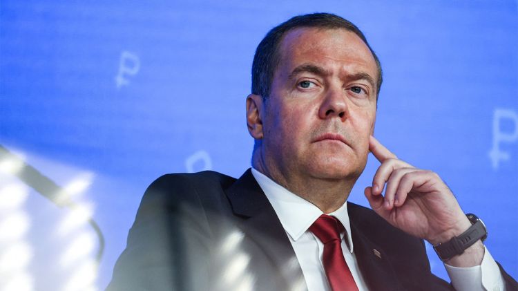 Medvedev bu ölkəni  parad keçirməklə hədələyib