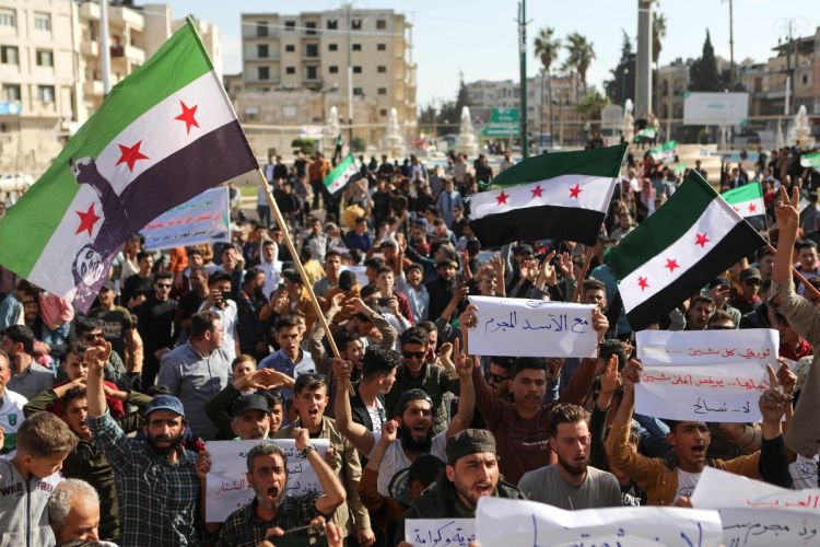سوريون يحتجّون على استئناف دول عربية علاقاتها مع الأسد