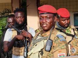 مقتل 33 جنديا وإصابة 12 آخرين بهجوم مسلح شرقي بوركينا فاسو