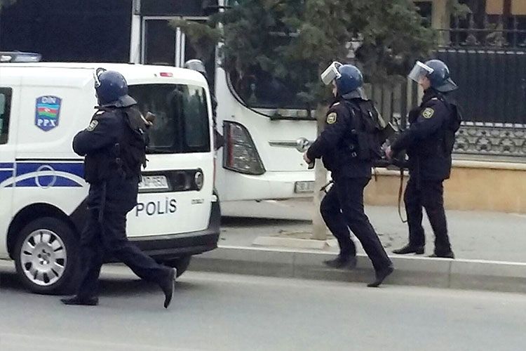 Maşını yol polislərinin üstünə sürən “Prius” sürücüsü SAXLANILDI
