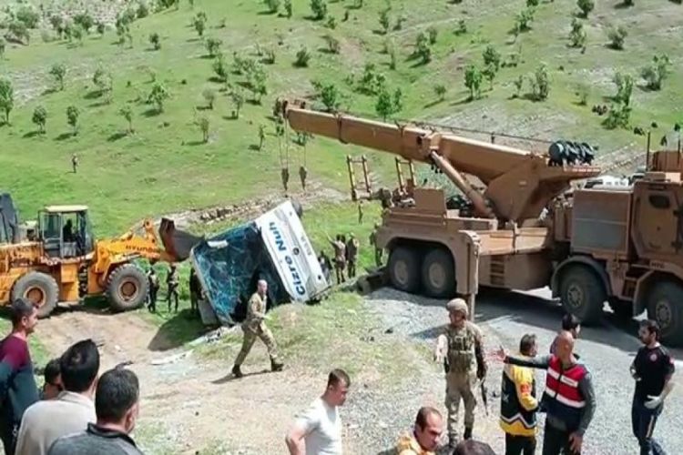 2 servicemen martyred, 45 injured as bus overturned in Turkiye