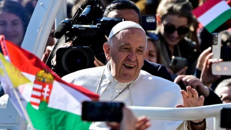 Pope Francis urges Hungarians to 'open doors' to migrants