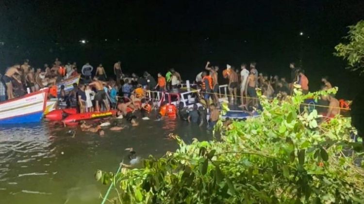 At least 21 dead as boat capsizes