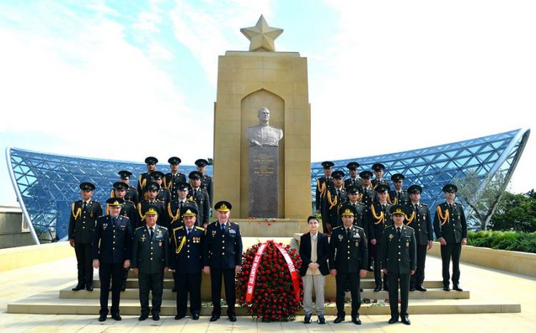 Группа военнослужащих посетила могилу Ази Асланова