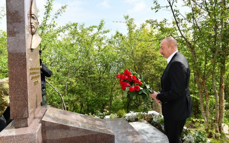 Президент Ильхам Алиев посетил могилу Мир Мохсуна Навваба Карабаги на Джидыр-дюзю