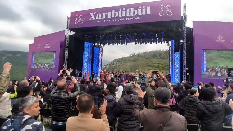 “Xarıbülbül” Beynəlxalq Musiqi Festivalında Gül Festivalı təşkil edilib