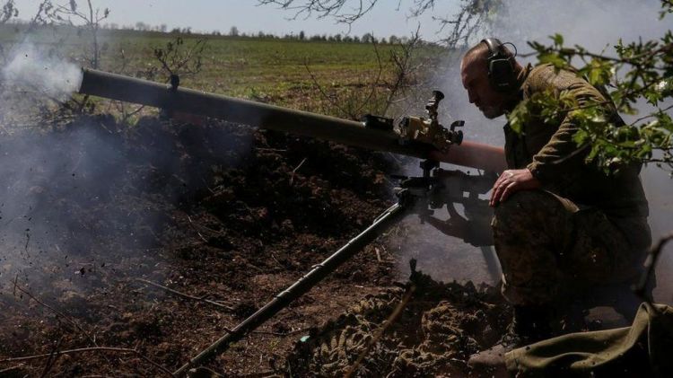 Ukraine claims gains in Bakhmut after Russia denials