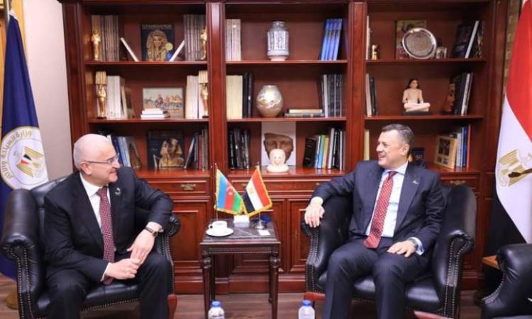 سفير أذربيجان بالقاهرة يبحث مع وزير السياحة والآثار سبل تعزيز التعاون