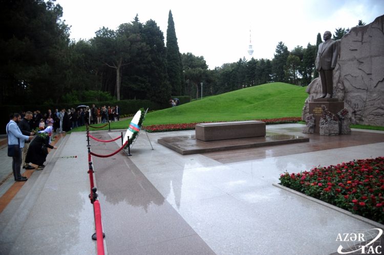 Parliamentarians of foreign countries visit Heydar Aliyev’s graves and Alley of Martyrs
