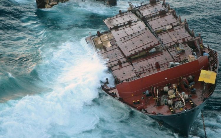 Hind okeanında Çin gəmisi batdı 39 nəfər itkin düşdü
