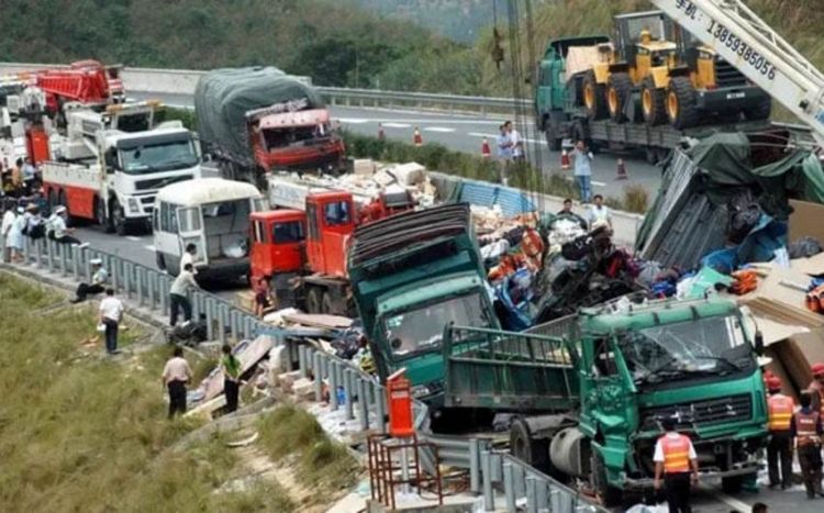 Çində avtomobilin uçurumdan aşması nəticəsində 11 nəfər ölüb