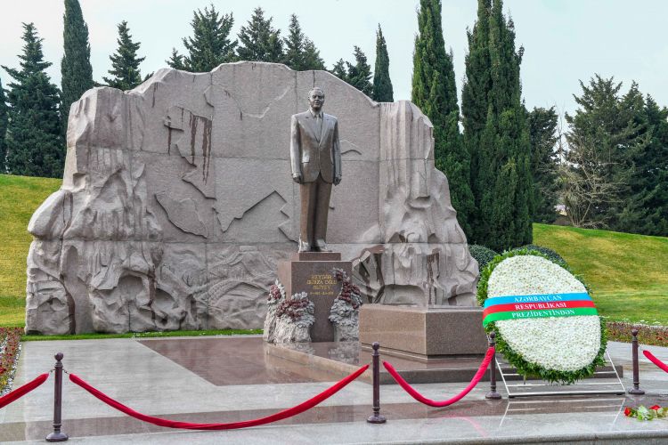 Speaker of Parliament of Montenegro visits Great Leader’s tomb and Alley of Martyrs in Azerbaijan
