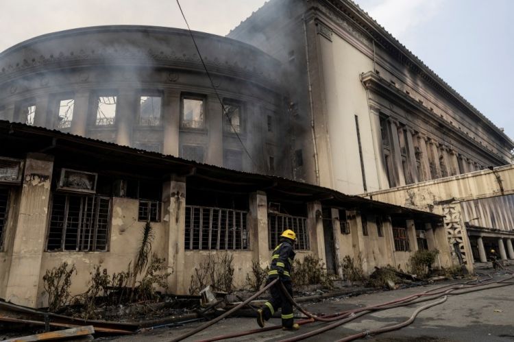 حريق ضحم يلتهم مبنى أثرياً في العاصمة الفلبينية