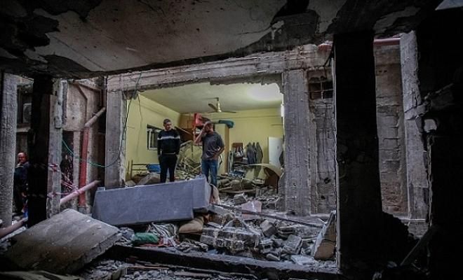 قوات الاحتلال تفجر منزلا بمدينة رام الله وتصيب أربعة فلسطينيين