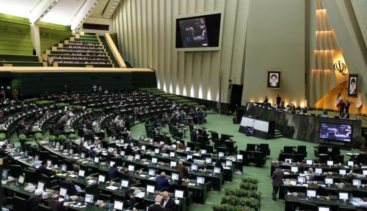 İran parlamentində əlbəyaxa dava düşdü