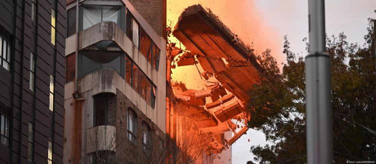 Australia: Sydney building engulfed by major fire