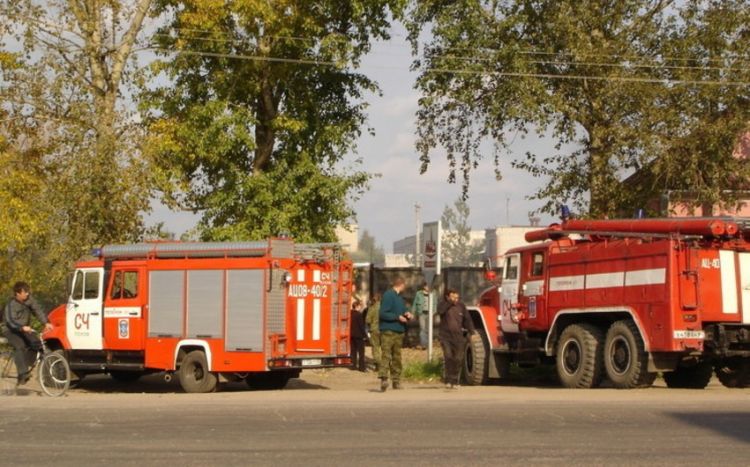 Из-за взрыва административное здание рядом с нефтепроводом в Псковской области повреждено