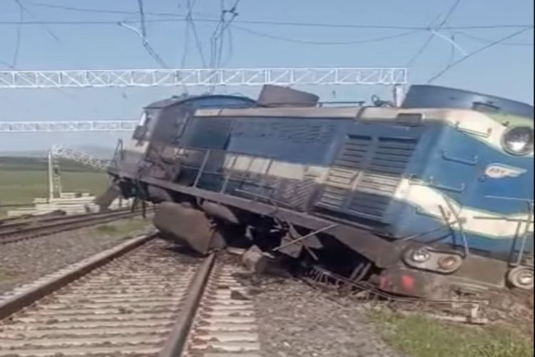 Azerbaijan Railways: As a result of derailment of locomotive in Georgia, our one employee passes away UPDATED