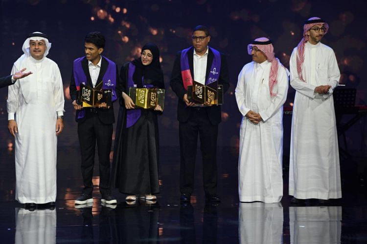 عراقي ومغربي وسعودية... يحصدون جائزة قارئ العام من إثراء