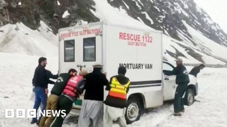 Shounter Pass avalanche kills 11 people from nomadic tribe in Pakistan