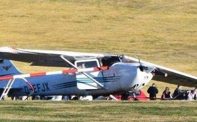 В Германии легкомоторный самолет упал на машину, пилот погиб