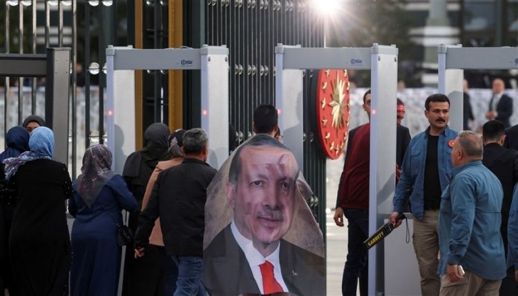 أردوغان يتلقى أول تهنئة خارجية بعد فوزه في الانتخابات