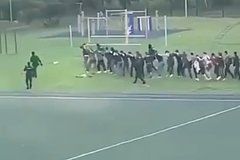 Десятки мигрантов задержали на футбольном поле возле московской школы