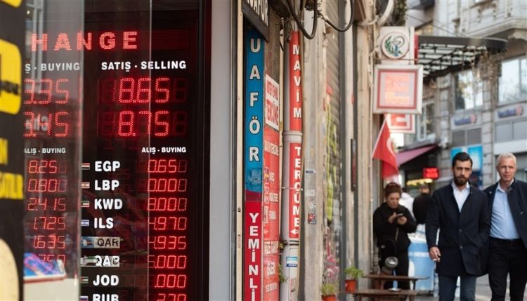 الليرة التركية تواصل الانخفاض أمام الدولار