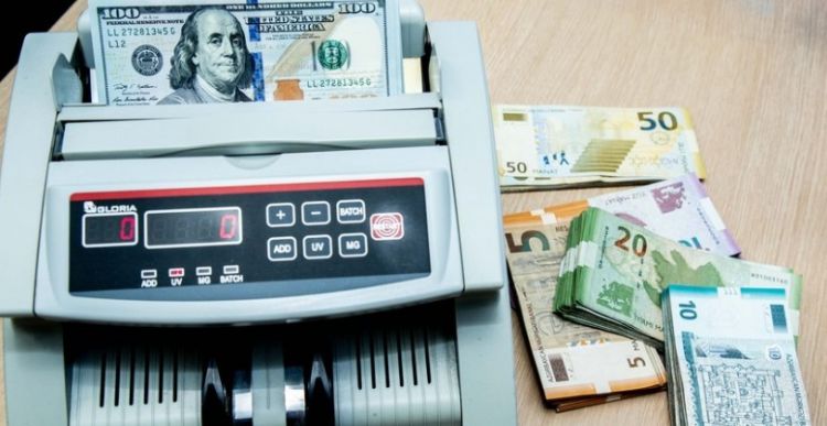 Продажи на валютных аукционах в Азербайджане снизились на 39%