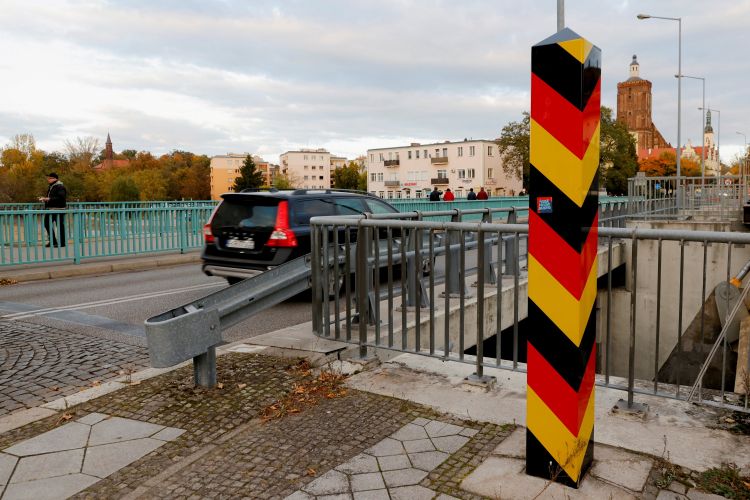 Germany and Poland tighten migrant route border checks