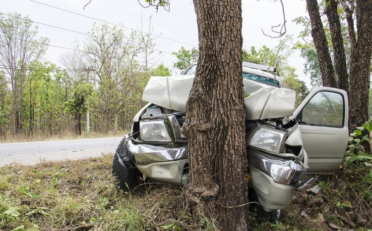В Тертере автомобиль врезался в дерево, есть погибшие