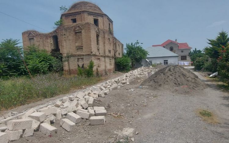 В Хачмазе снесли незаконное сооружение в охранной зоне исторического памятника