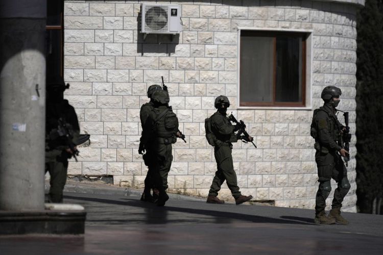 الجيش الإسرائيلي يعتقل 33 فلسطينياً في الضفة