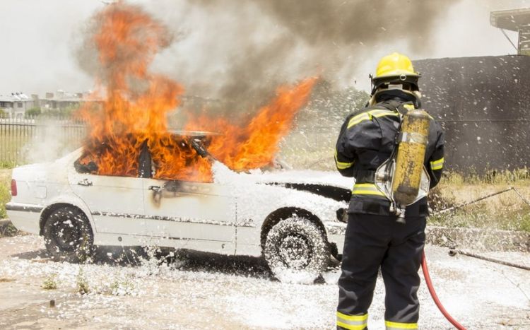 В Гяндже загорелся легковой автомобиль