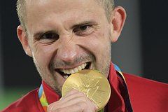 Олимпийский чемпион призвал россиян выступать под нейтральным флагом