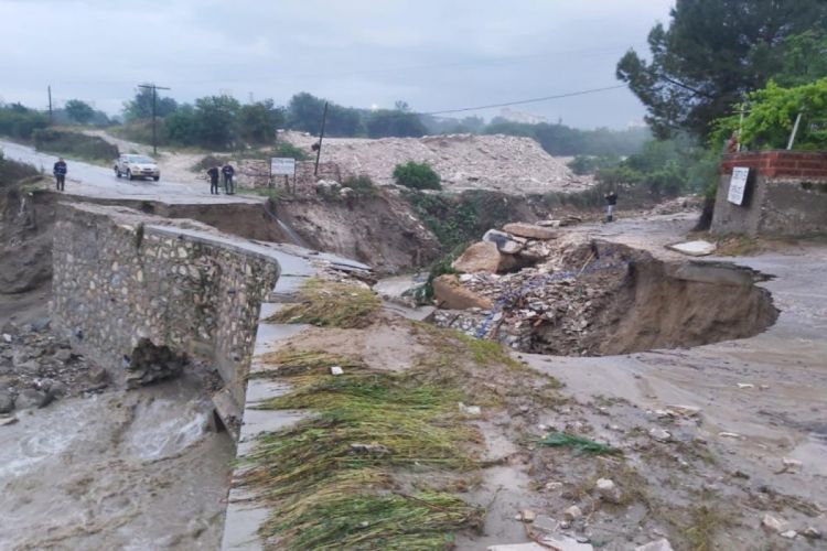 Türkiyədə sel nəticəsində yol çöküb, evlər su altında qalıb