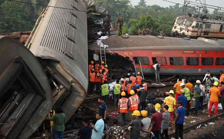 При столкновении поездов в Индии погибли 294 человека, более 1 000 пострадали