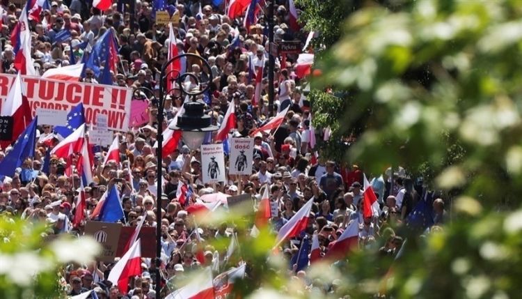 بولندا تشهد أكبر مظاهرة مناهضة للحكومة منذ 30 عاماً