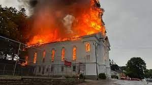 حريق يلتهم كنيسة تاريخية في أميركا
