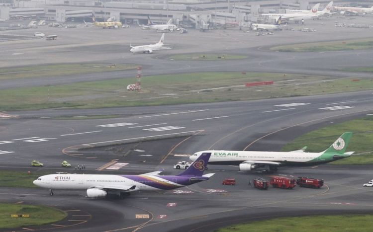 Аэропорт в Токио возобновил работу ВПП после столкновения самолетов на рулежной дорожке