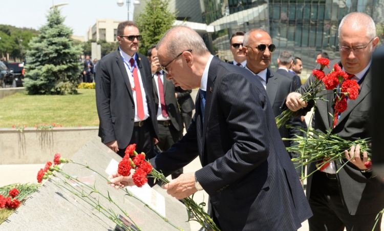 President Recep Tayyip Erdogan pays respect to Azerbaijani martyrs