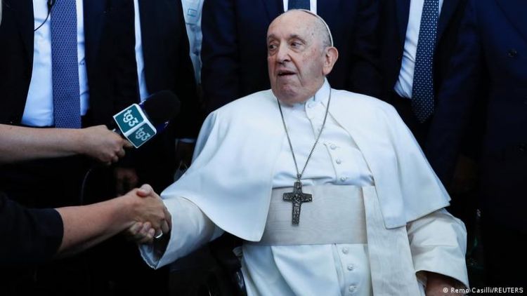 Pope Francis leaves hospital 9 days after operation