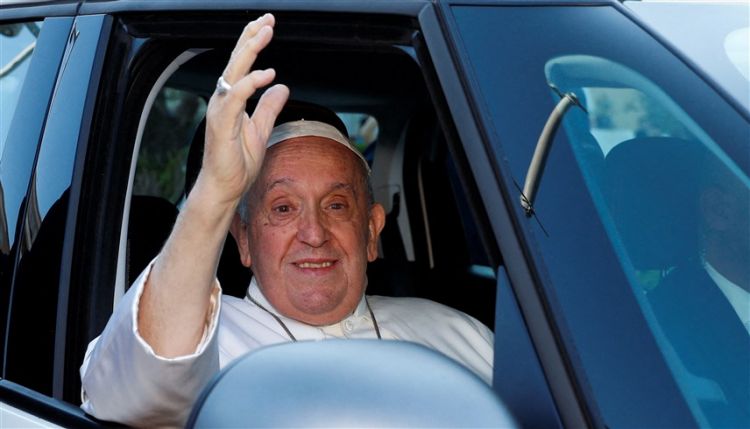 البابا فرنسيس يغادر المستشفى بعد عملية جراحية