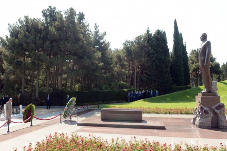 Rais of Tatarstan visits tomb of Great Leader Heydar Aliyev