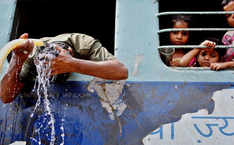 На севере Индии почти 100 человек погибли из-за сильной жары
