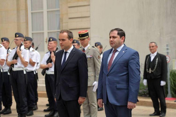 Armenian DefMin discusses regional security with French counterpart