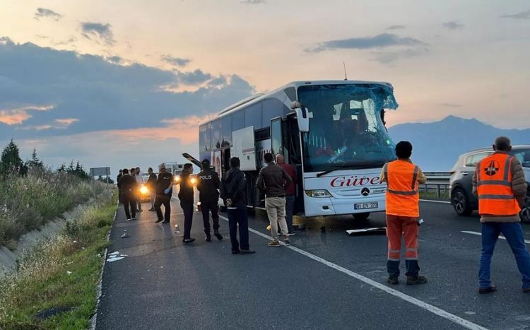В Турции в результате столкновения грузовика и автобуса двое погибли, 20 человек ранены